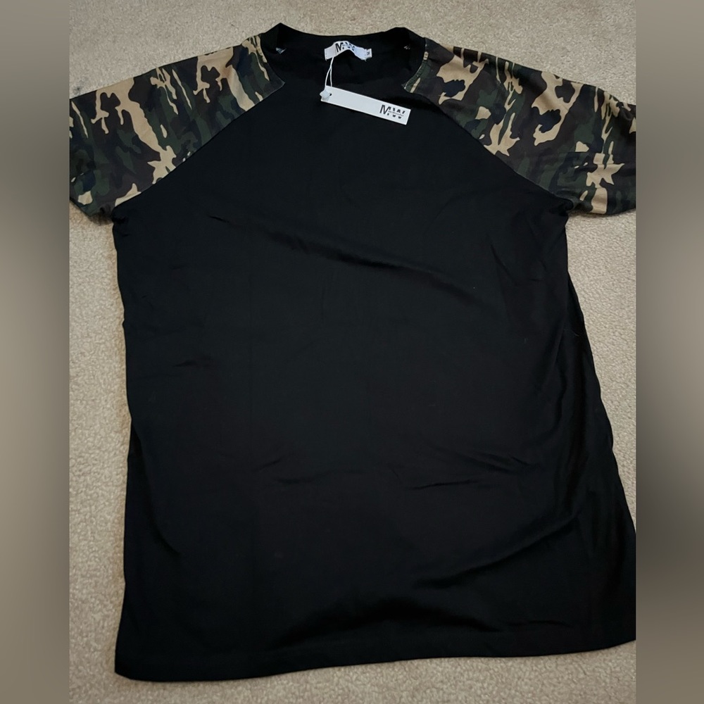 NWT Mens Mr. wonder tshirt. Medium. Black with camo short sleeves.